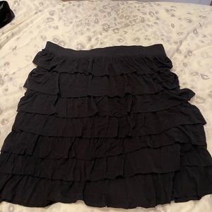 she rockin a MINI BLACK SKIRT!!!